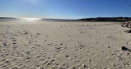 New! Studio A. Full kitchen. Walk to beach/town! Indoor/outdoor Pool; Sleeps 2