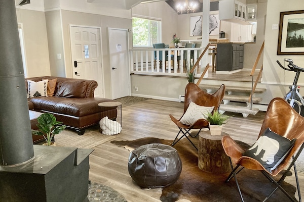 Smart TV, caminetto, tavolo da calcetto, libri