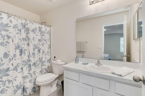 Combined shower/bathtub, towels