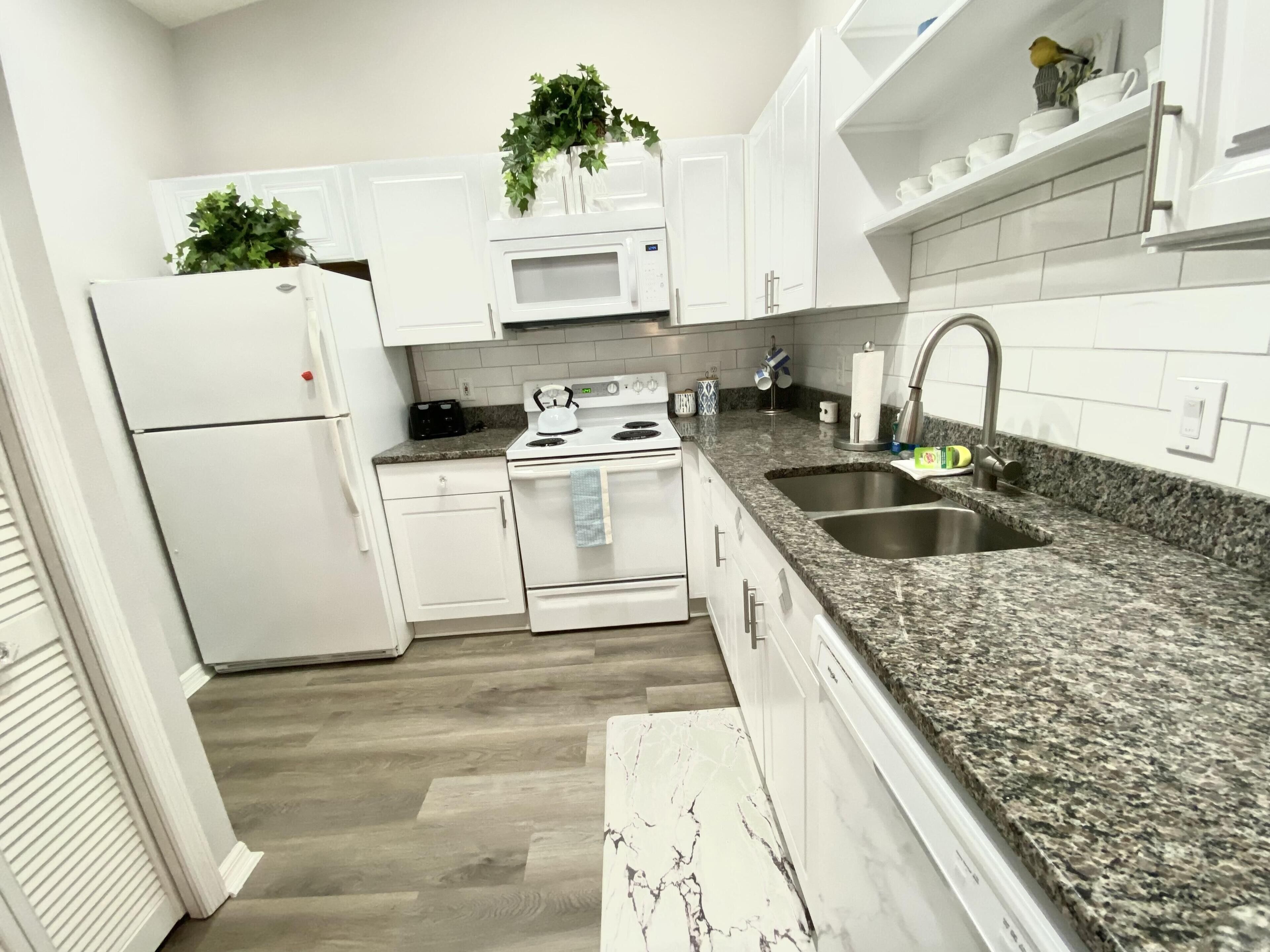 Nhà (Grand Palm Community, picnic benches,) | Ngoại thất