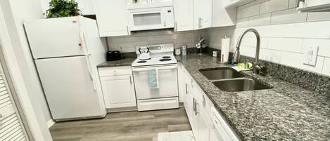 Nhà (Grand Palm Community, picnic benches,) | Ngoại thất