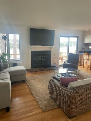 Una televisión, una chimenea, un reproductor de DVD, libros