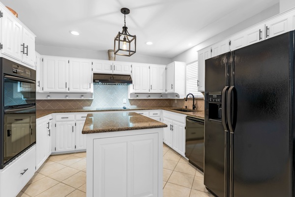 Kjøleskap, mikrobølgeovn, ovn og kokeplater