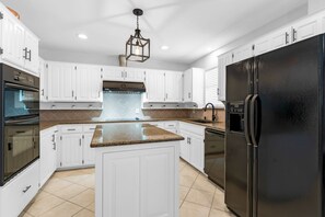 Fridge, microwave, oven, stovetop - Clean, modern, luxury 4 bed room home on the water with pingpong table/Smart TVs (Fort Worth)