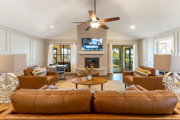 Smart TV, offices - Clean, modern, luxury 4 bed room home on the water with pingpong table/Smart TVs (Fort Worth)