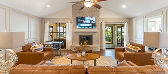 Clean, modern, luxury 4 bed room home on the water with pingpong table/Smart TVs