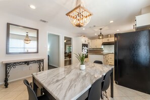 Dining - Clean, modern, luxury 4 bed room home on the water with pingpong table/Smart TVs (Fort Worth)