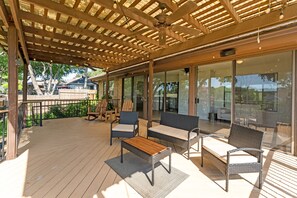 Terrace/patio - Clean, modern, luxury 4 bed room home on the water with pingpong table/Smart TVs (Fort Worth)