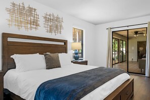 4 bedrooms, desk, WiFi, bed sheets - Clean, modern, luxury 4 bed room home on the water with pingpong table/Smart TVs (Fort Worth)