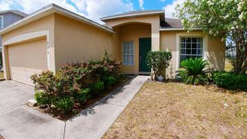 Nhà (5/4 Pool home located in Sunset Ridge) | Ngoại thất