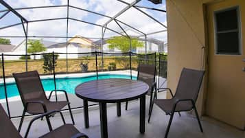 Rumah (5/4 Pool home located in Sunset Ridge) | Eksterior