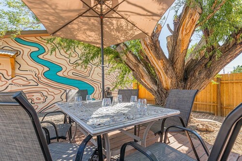 Topo House II: Fenced Yard & Fire Pit Oasis