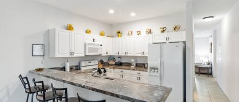 Geladeira, micro-ondas, fogão, cooktop