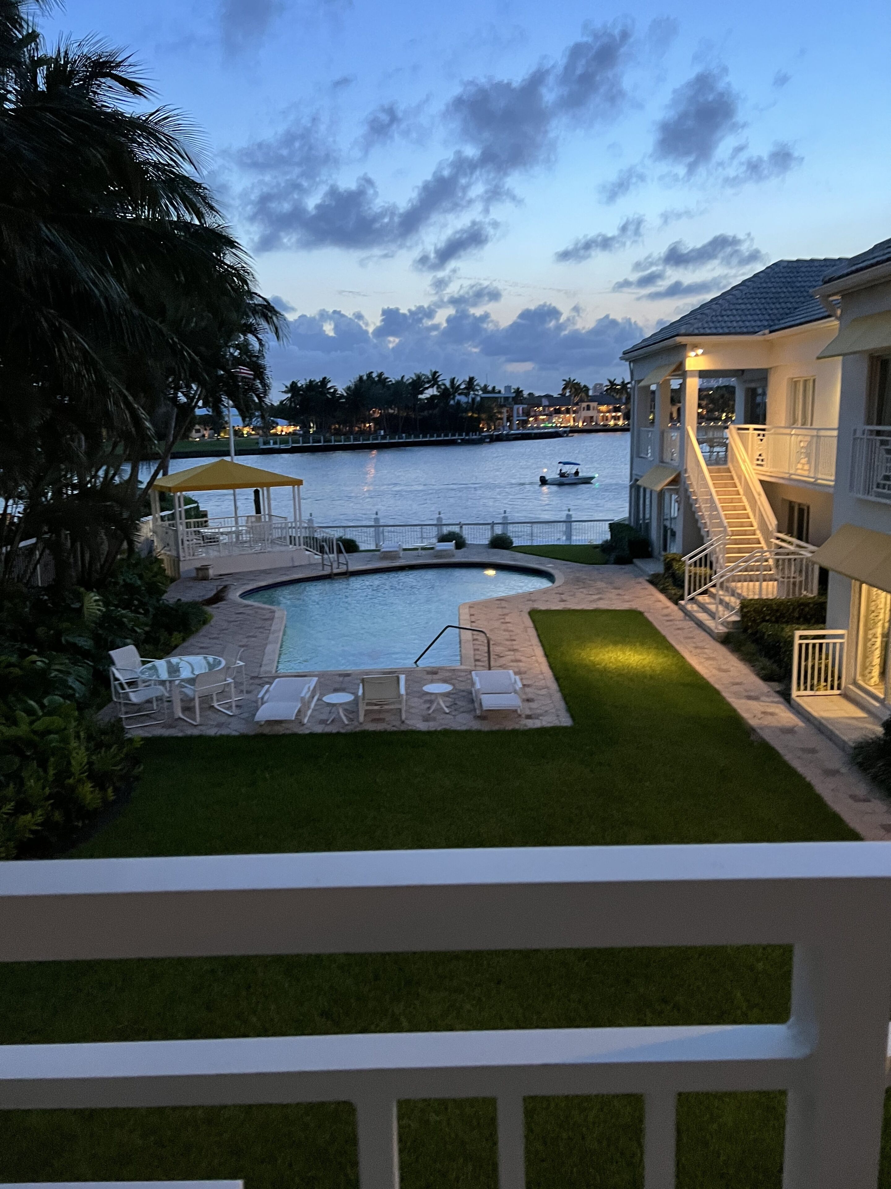 المنطقة المحيطة بالمنشأة