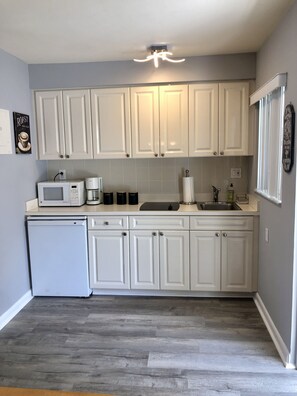 Frigorifero, microonde, piano cottura, macchina per tè/caffè