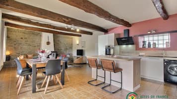 Kylskåp, mikrovågsugn, ugn och spishäll