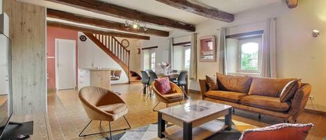 Televisie, een open haard en een tafeltennistafel