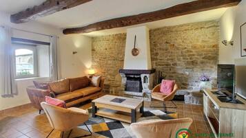 Tv, eldstad och ett bordtennisbord