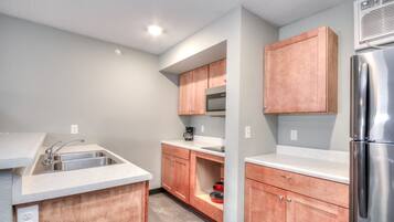 Køleskab, mikrobølgeovn, kogeplade, opvaskemaskine