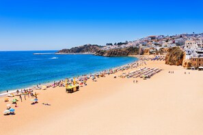 Beach nearby - Superb & Sunny Apt Downtown ❋ 5mins walking to the beach ❋ Ideal location (Albufeira)