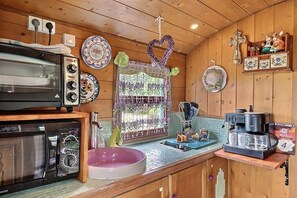 Geladeira, micro-ondas, cooktop, cafeteira/chaleira