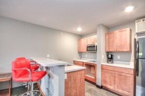 Fridge, microwave, stovetop, dishwasher