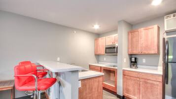 Fridge, microwave, stovetop, dishwasher