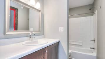 Bathtub, towels