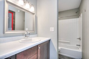 Bathtub, towels
