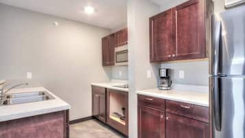 Fridge, microwave, stovetop, dishwasher