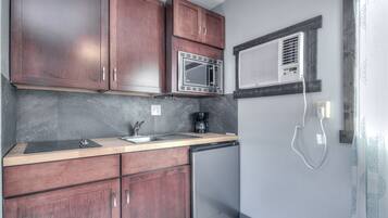 Kühlschrank, Mikrowelle, Herdplatte, Wasserkocher mit Kaffee-/Teezubehör