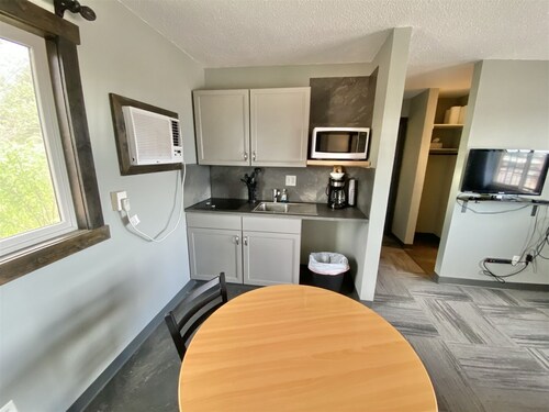 Suite 313 - 2nd Floor | 1 Bed, 1 Bath