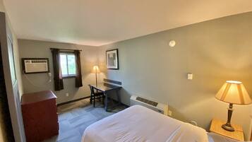 1 bedroom, desk, WiFi, bed sheets