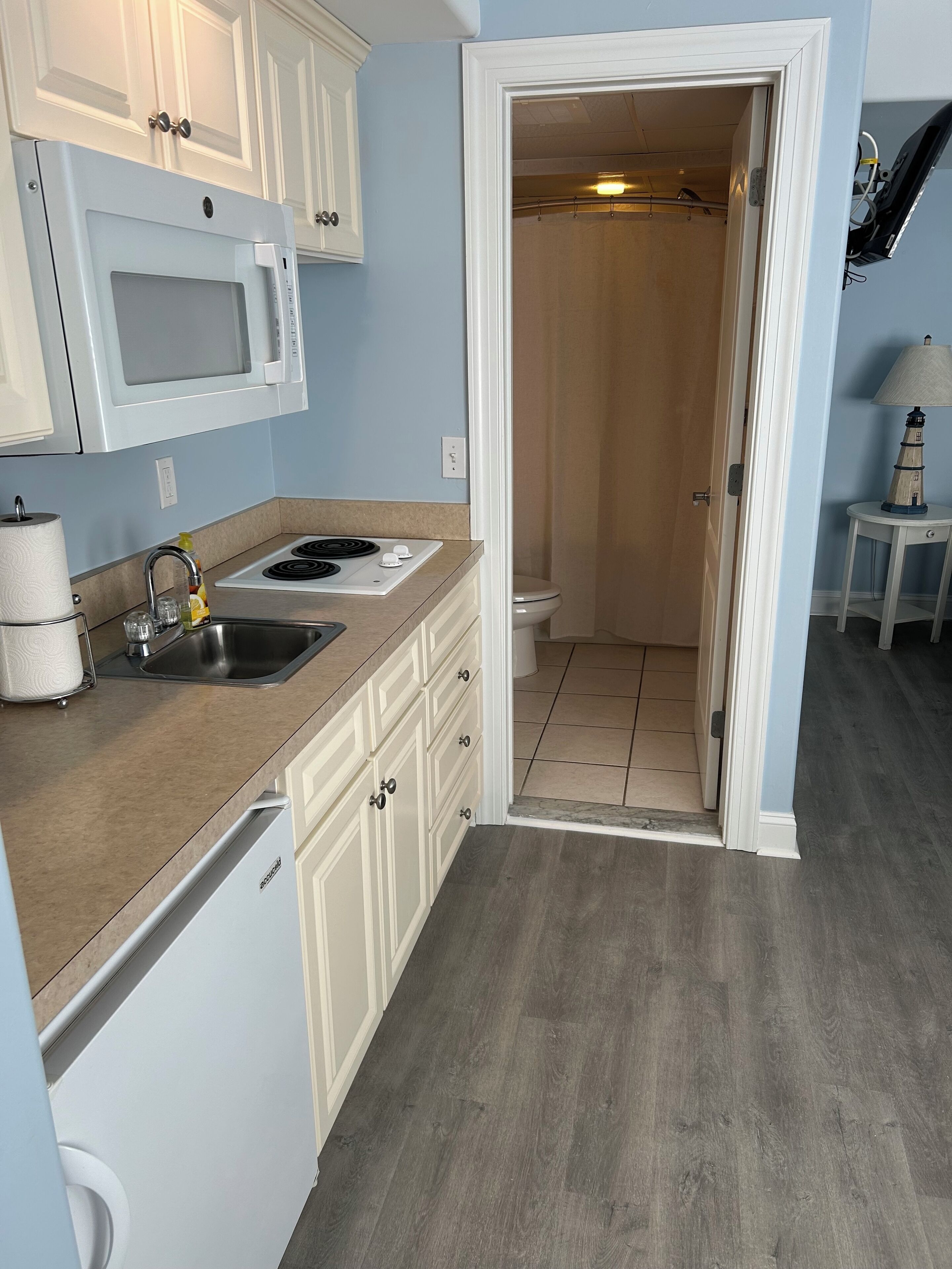 Kühlschrank, Mikrowelle, Wasserkocher mit Kaffee-/Teezubehör