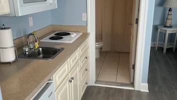 Kühlschrank, Mikrowelle, Wasserkocher mit Kaffee-/Teezubehör