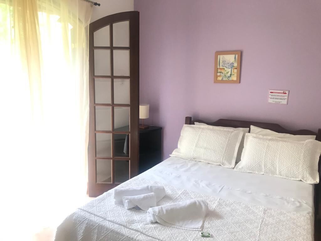 Hypo-allergenic bedding, minibar, free WiFi, bed sheets