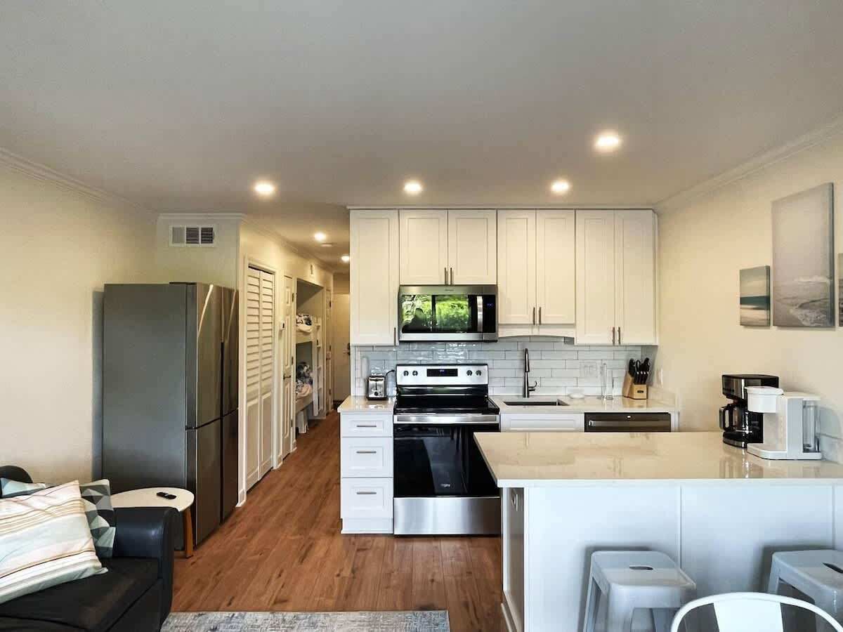 Fridge, microwave, stovetop, dishwasher