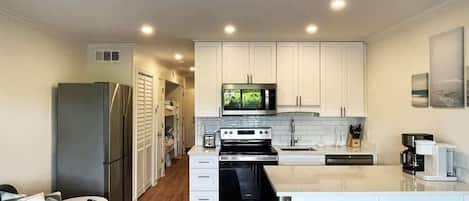 Refrigerador, microondas, placa de cocina, lavavajillas