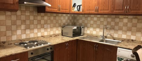 Kühlschrank, Mikrowelle, Ofen, Wasserkocher