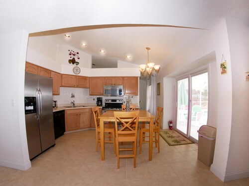 Large Pool With Jacuzzi, Near the Disney Attractions!!