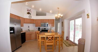 Large Pool With Jacuzzi, Near the Disney Attractions!!