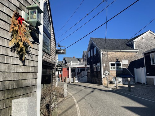 Brand New Condo! Sleeps 6, Full kitchen, Walk to Beach/Town, Pools, Grill, Yard