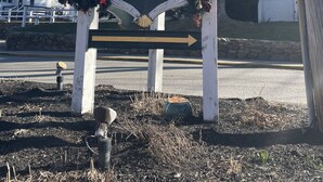 A sign for Perkins Cove with a directional arrow. - Brand New Condo! Sleeps 6, Full kitchen, Walk to Beach/Town, Pools, Grill, Yard (Ogunquit)