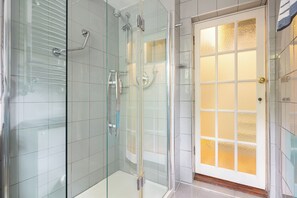 Douche, sèche-cheveux, serviettes fournies, savon