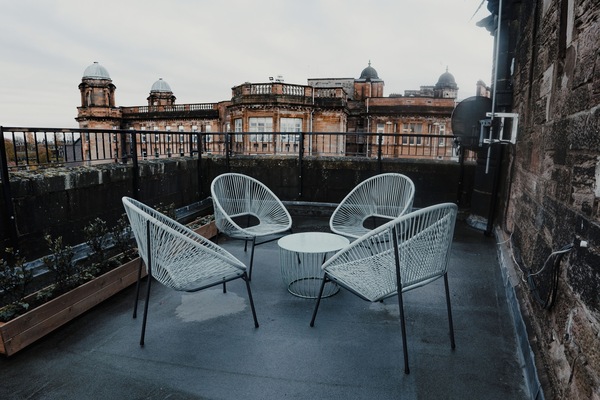 Penthouse tiện nghi đơn giản | Hiên