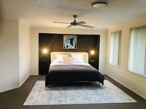 5 habitaciones, escritorio y tabla de planchar con plancha