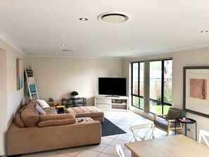 Smart TV, fireplace, books - Large Holiday Home with Heated Pool on demand near Lake & Beaches (Lake Munmorah)