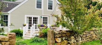 Charming Farm Abode with gourmet food and access to lake, trails & farm fun