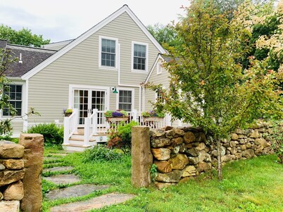 Charming Farm Abode with gourmet food and access to lake, trails & farm fun
