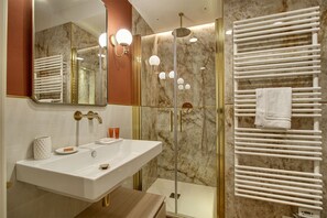 Een douche, een haardroger, een bidet, handdoeken